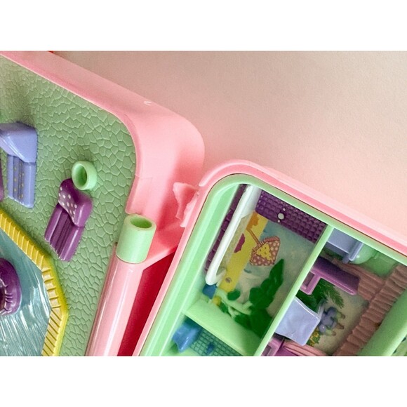 Vintage Bluebird Polly Pocket 1989 Pool Party Compact 8 figurines 3 umbrellas - Picture 9 of 9